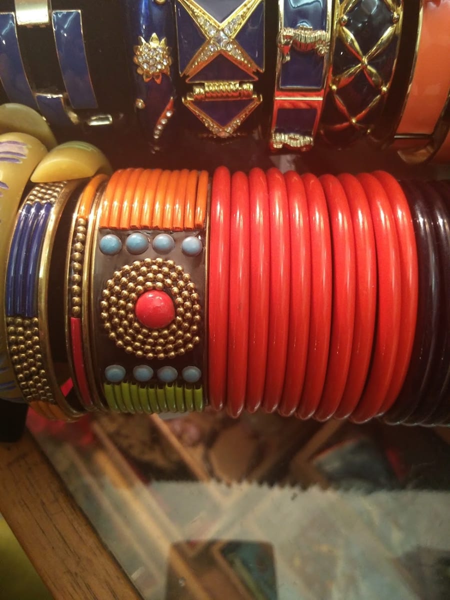 Bracciali e bijoux colorati