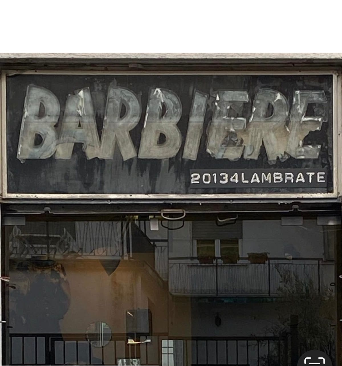 La vecchia insegna «Barbiere» con 20134LAMBRATE