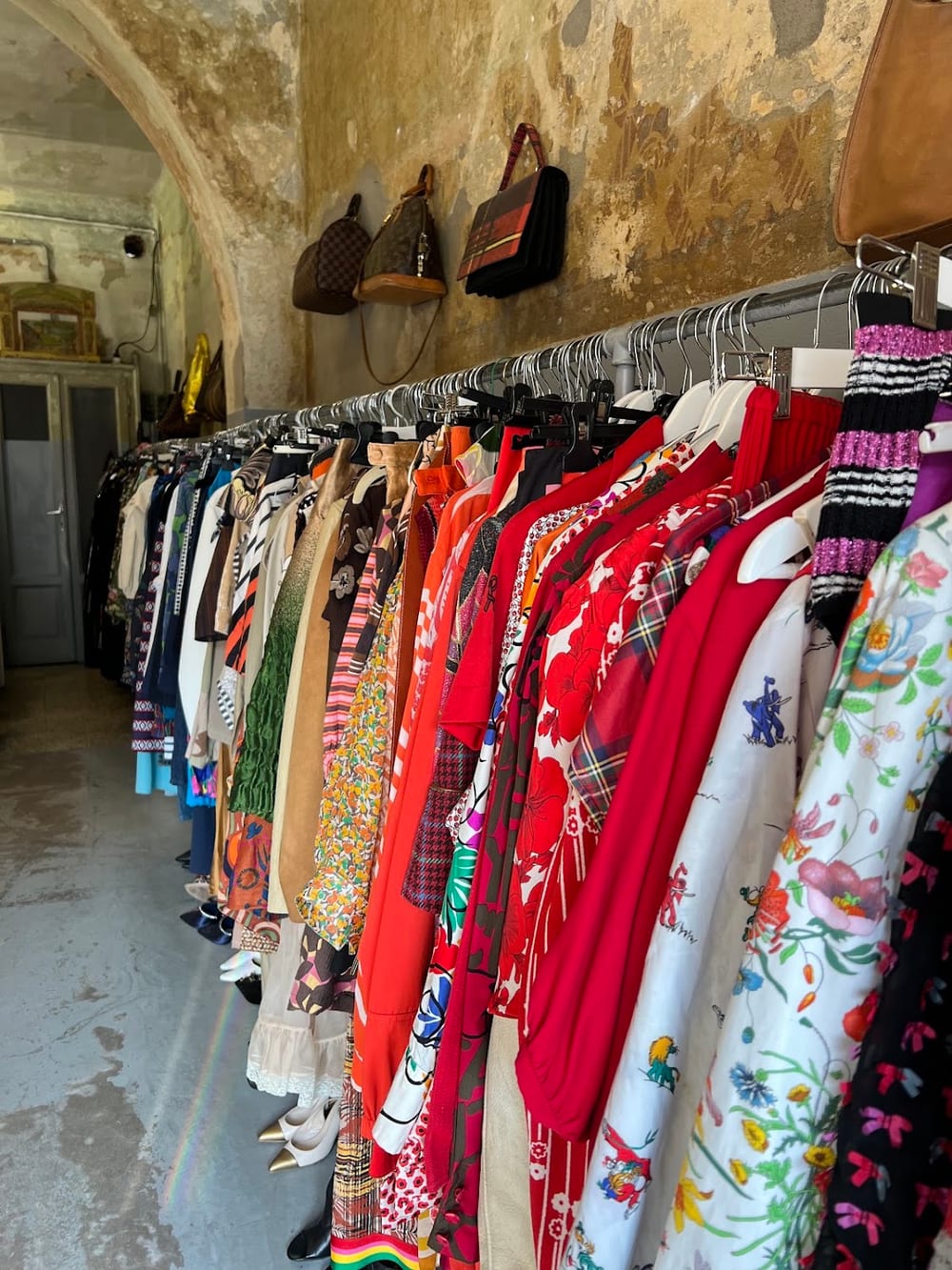 La selezione di abiti vintage in negozio