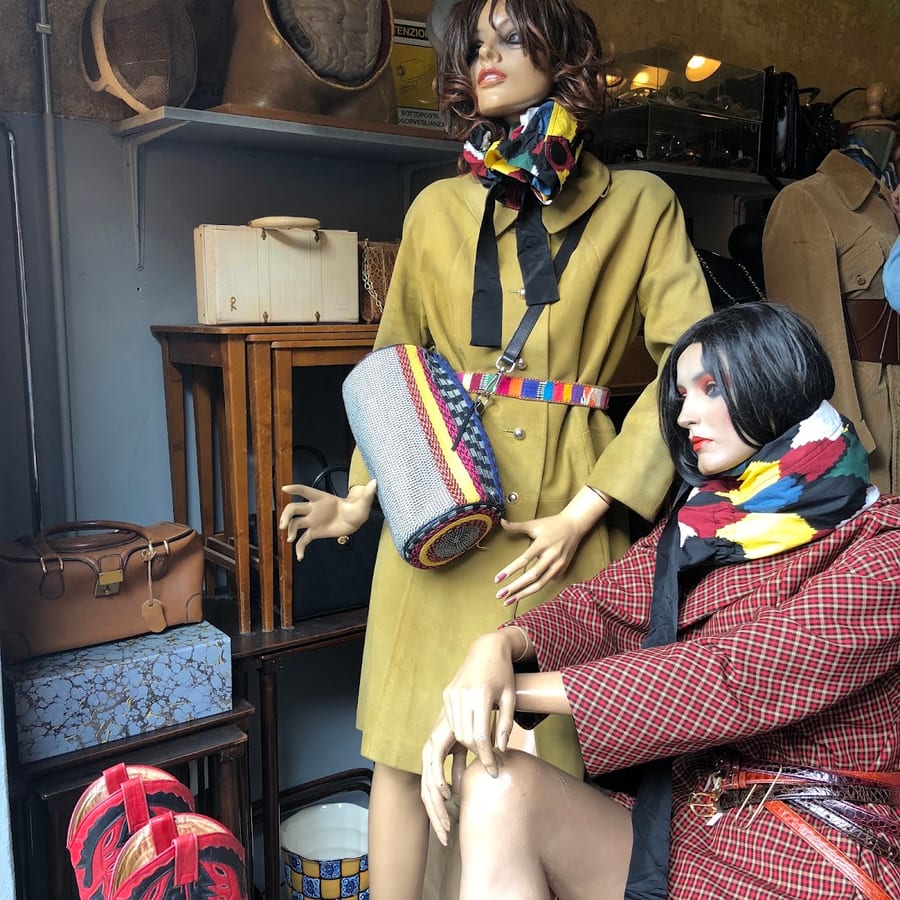Styling con cappotto senape