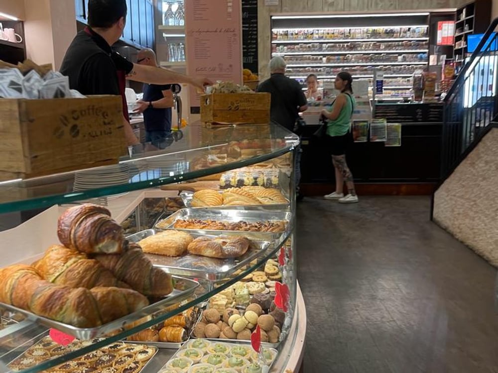 Il banco della colazione con brioche e pasticcini