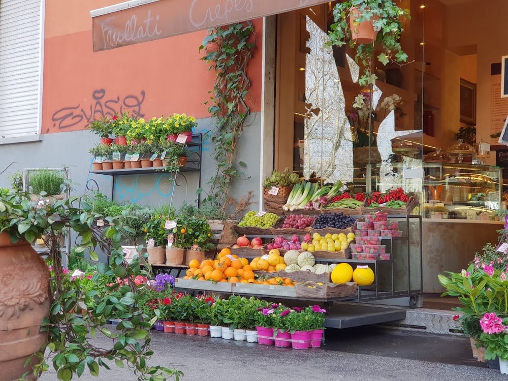 L'esposizione di frutta, verdura e fiori davanti ad Adelaide