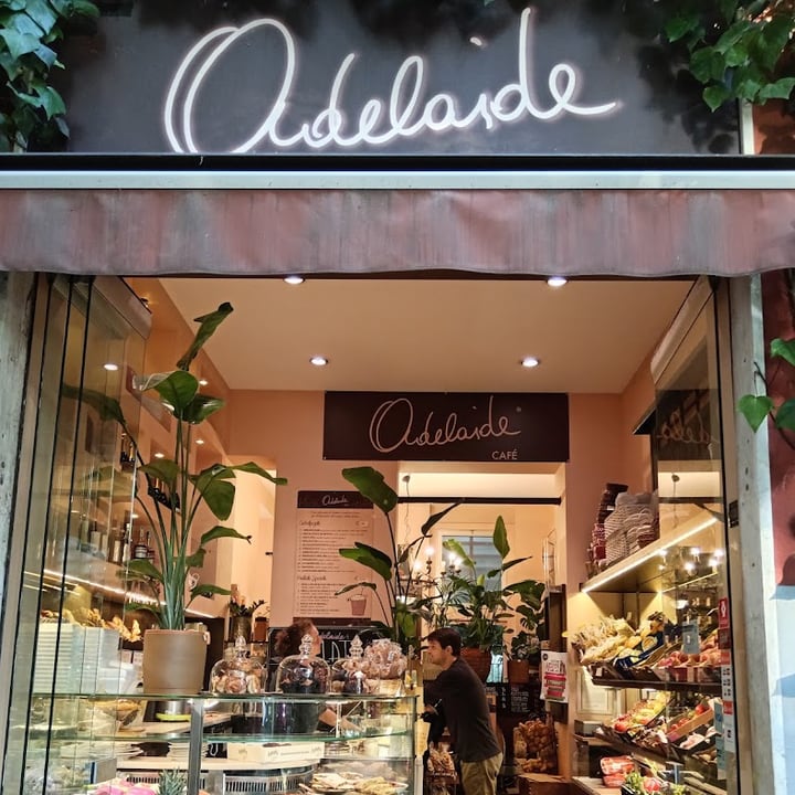 L'ingresso di Adelaide col neon