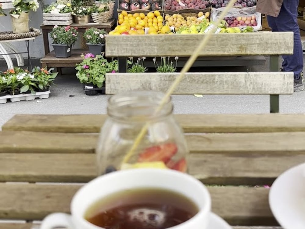 Un tè fresco sul tavolo di Adelaide, tra la frutta