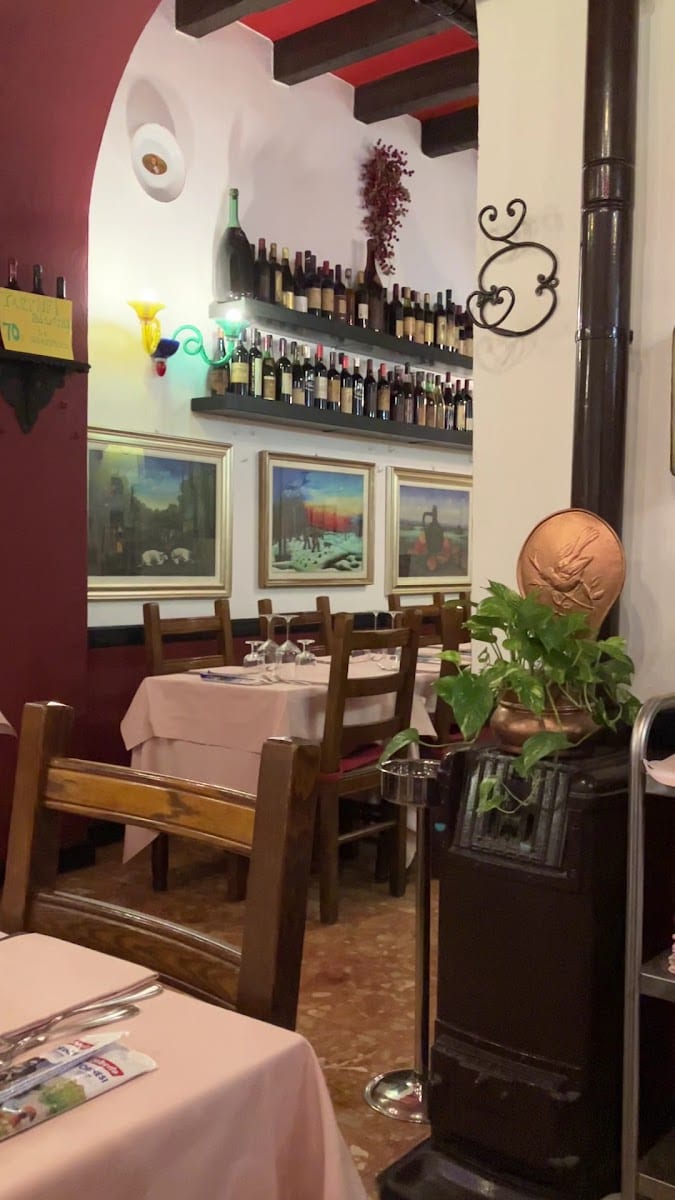 La sala storica di Al Matarel, rivestita in legno