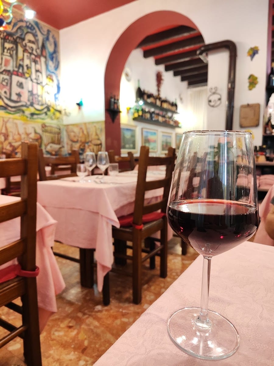 La sala con i quadri e il calore della vecchia trattoria