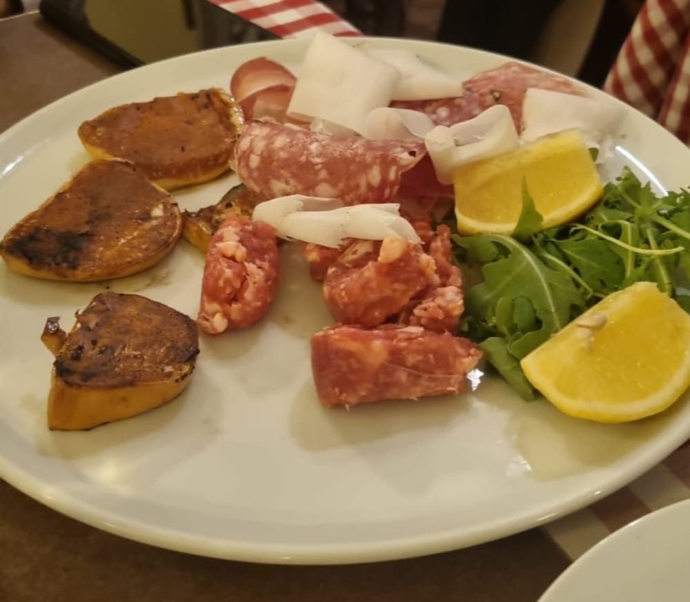 Tagliere di affettati e crostini