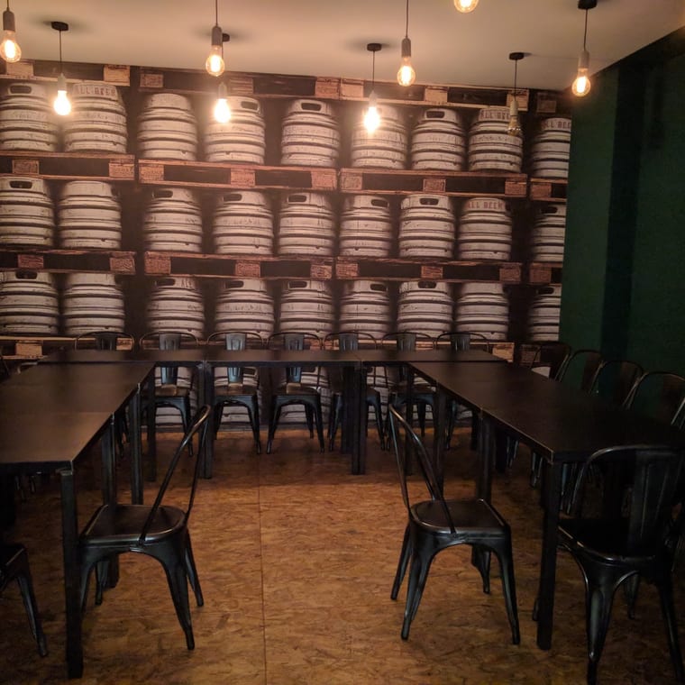 La sala col muro di fusti