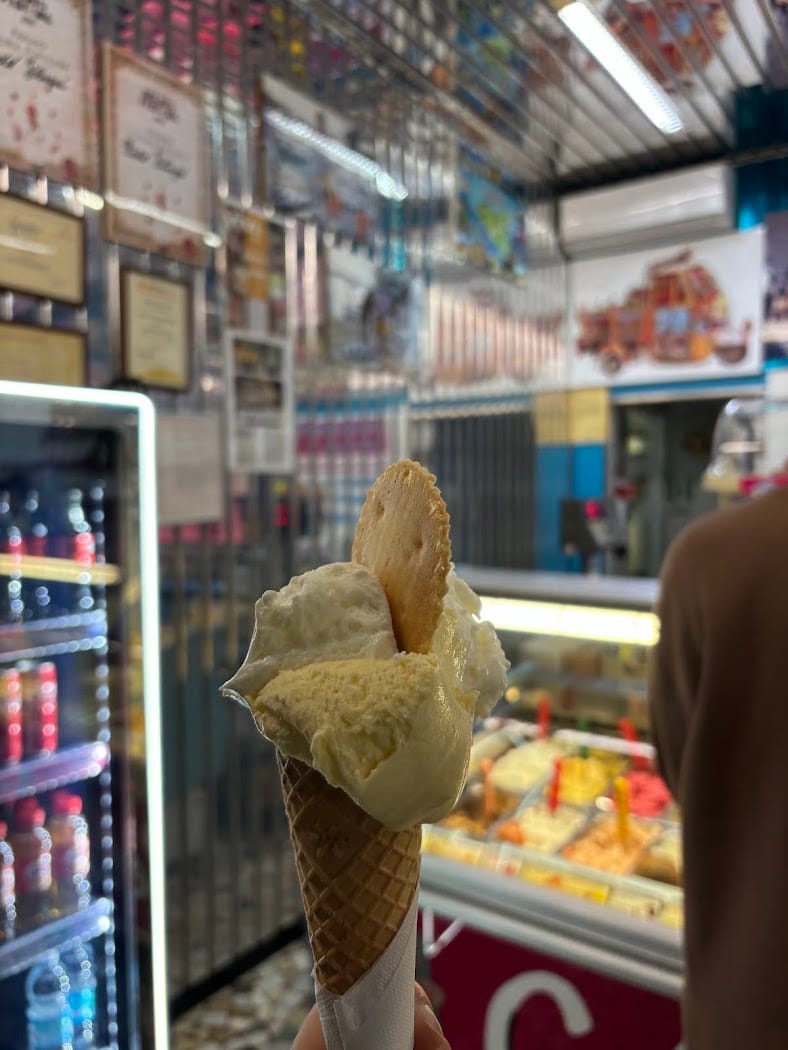 Gelato davanti al banco
