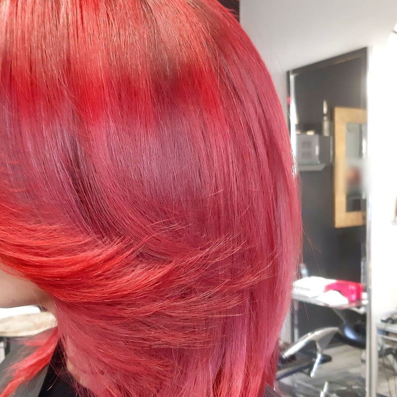 Caschetto scalato rosso fuoco, di lato