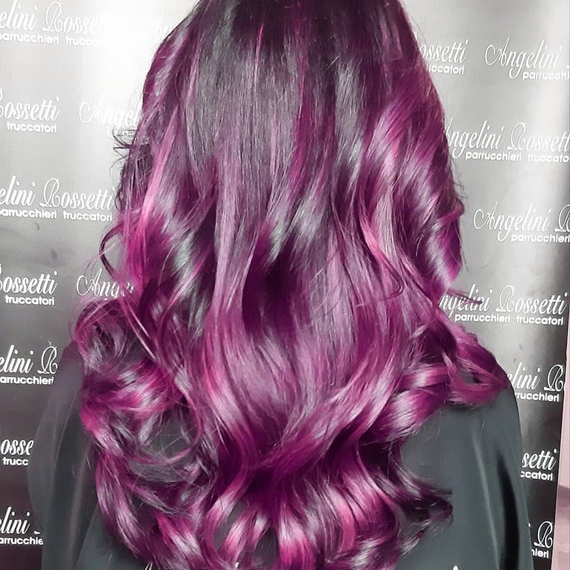 Capelli lunghi viola e prugna a boccoli, di spalle