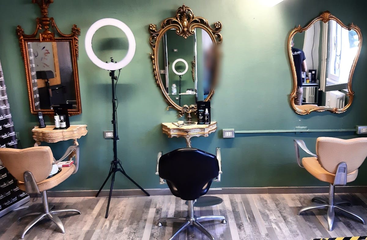 La sala verde: tre specchi con la cornice dorata, la ring light e le poltrone
