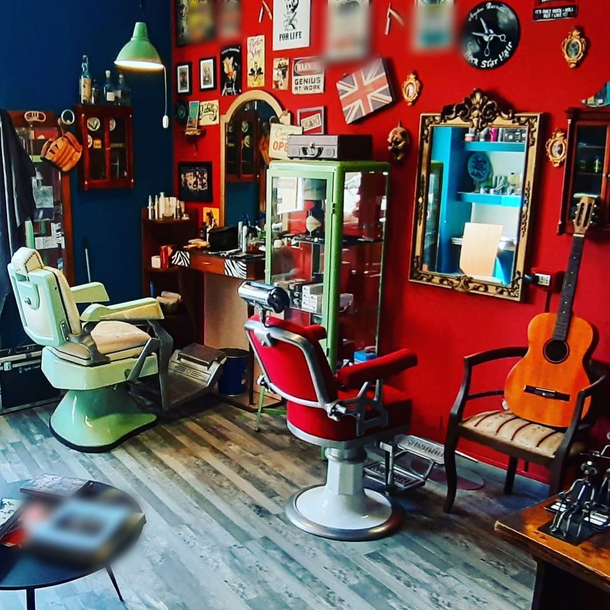 La sala rossa e blu: poltrone da barbiere verde menta e rossa, la vetrina verde, la chitarra, la bandiera inglese e l'orologio-disco «Rock Star Hair»
