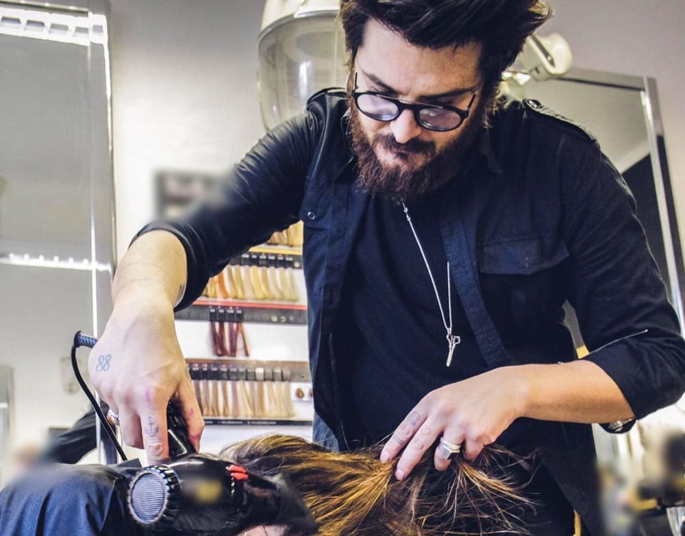 Sul set: la piega col phon su capelli lunghi, la ragazza piegata in avanti