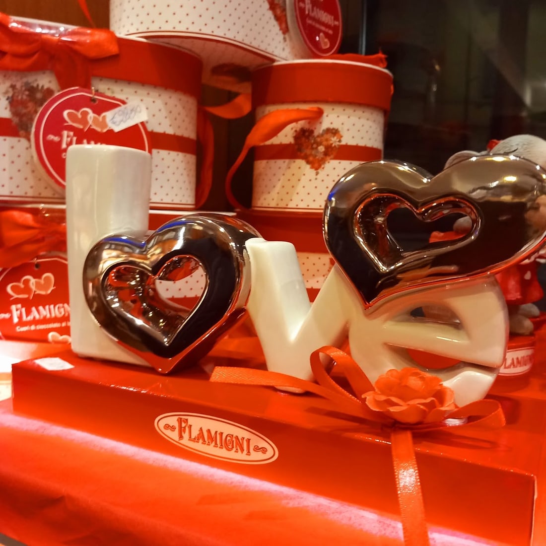 Un allestimento con le confezioni di dolci e la scritta LOVE: la parte regali della bottega