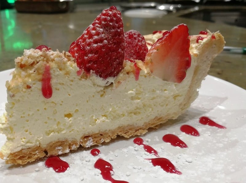 Fetta di torta mascarpone e fragole