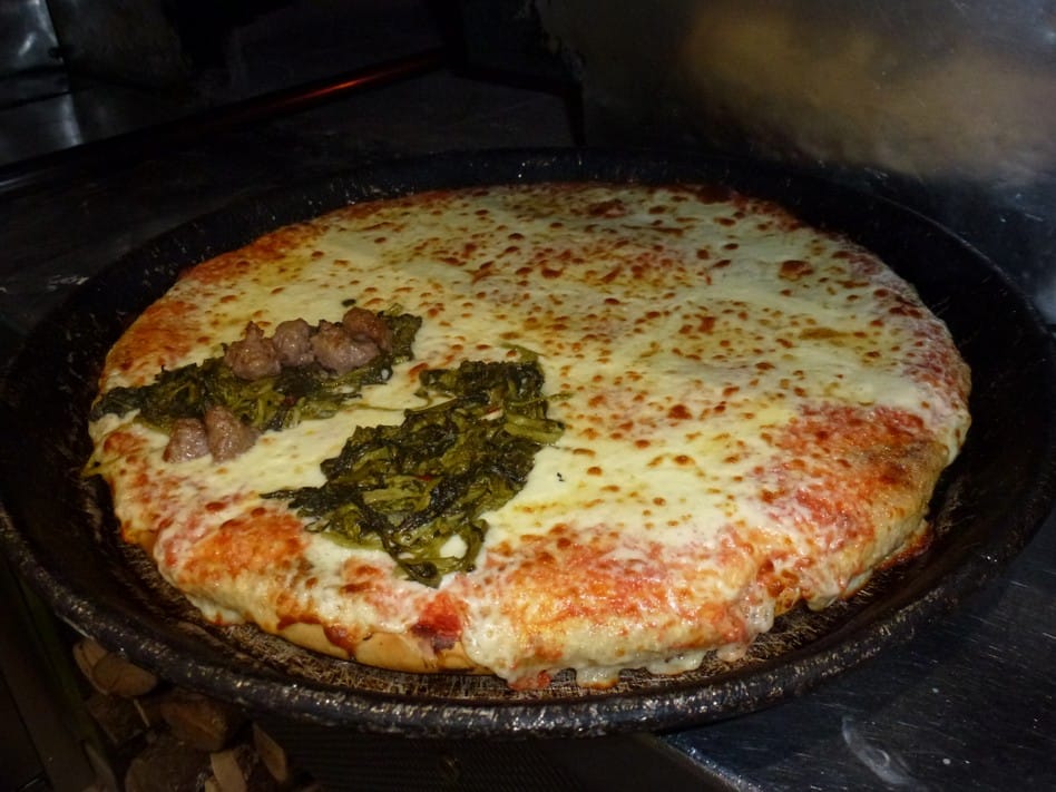 Pizza intera appena sfornata nella teglia