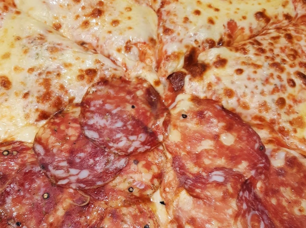 Primo piano di pizza con salame piccante