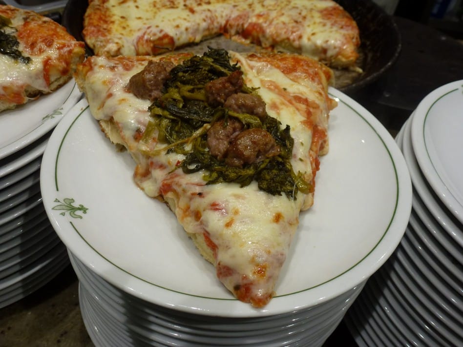Trancio di pizza con friarielli e salsiccia