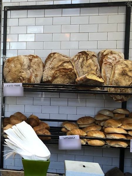 I pani grandi col cartellino «Lievito madre» e i panini col cartellino «Tartaruga».