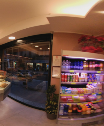 L'ingresso e il banco frigo dell'Antico Forno