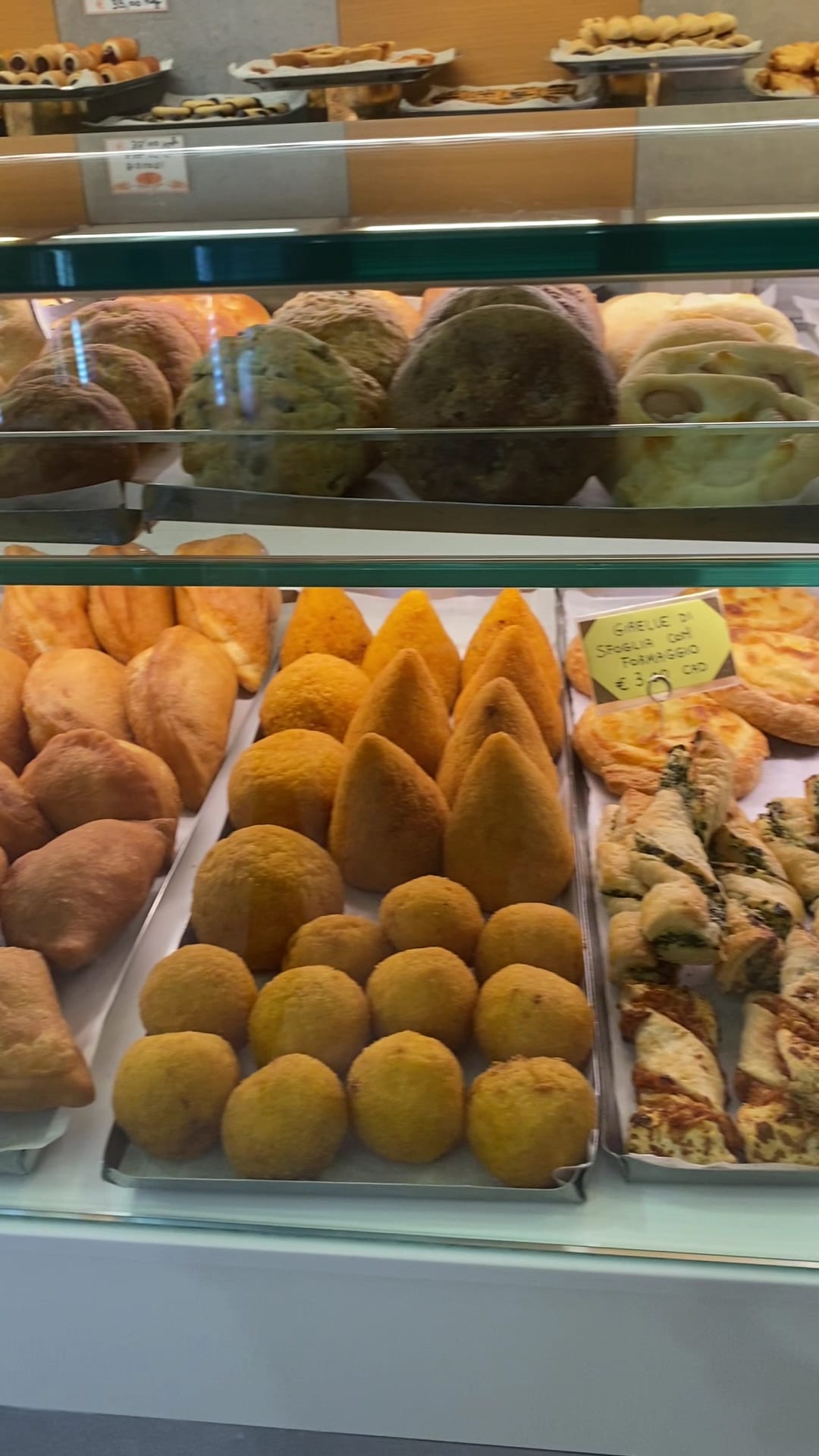 La rosticceria calda: arancini, panzerotti, girelle di sfoglia e focaccia