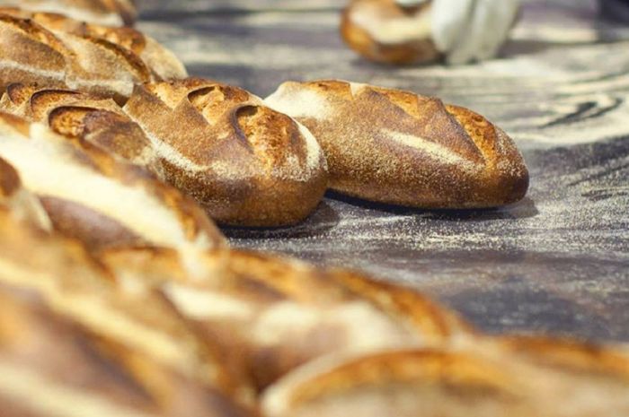 Filoni di pane infarinati