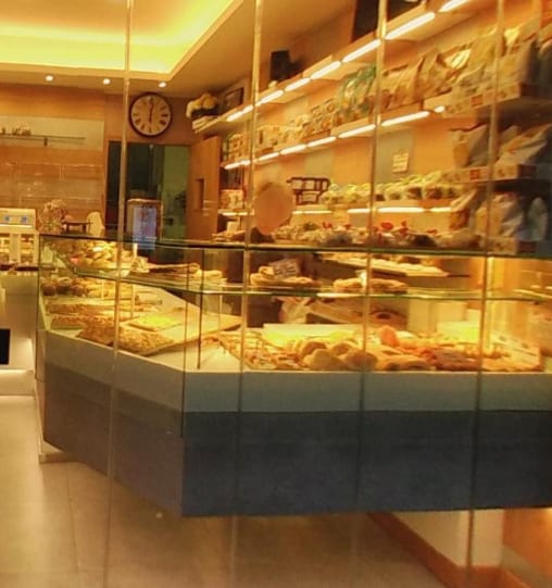 L'interno dell'Antico Forno: il bancone a vetri e gli scaffali del pane