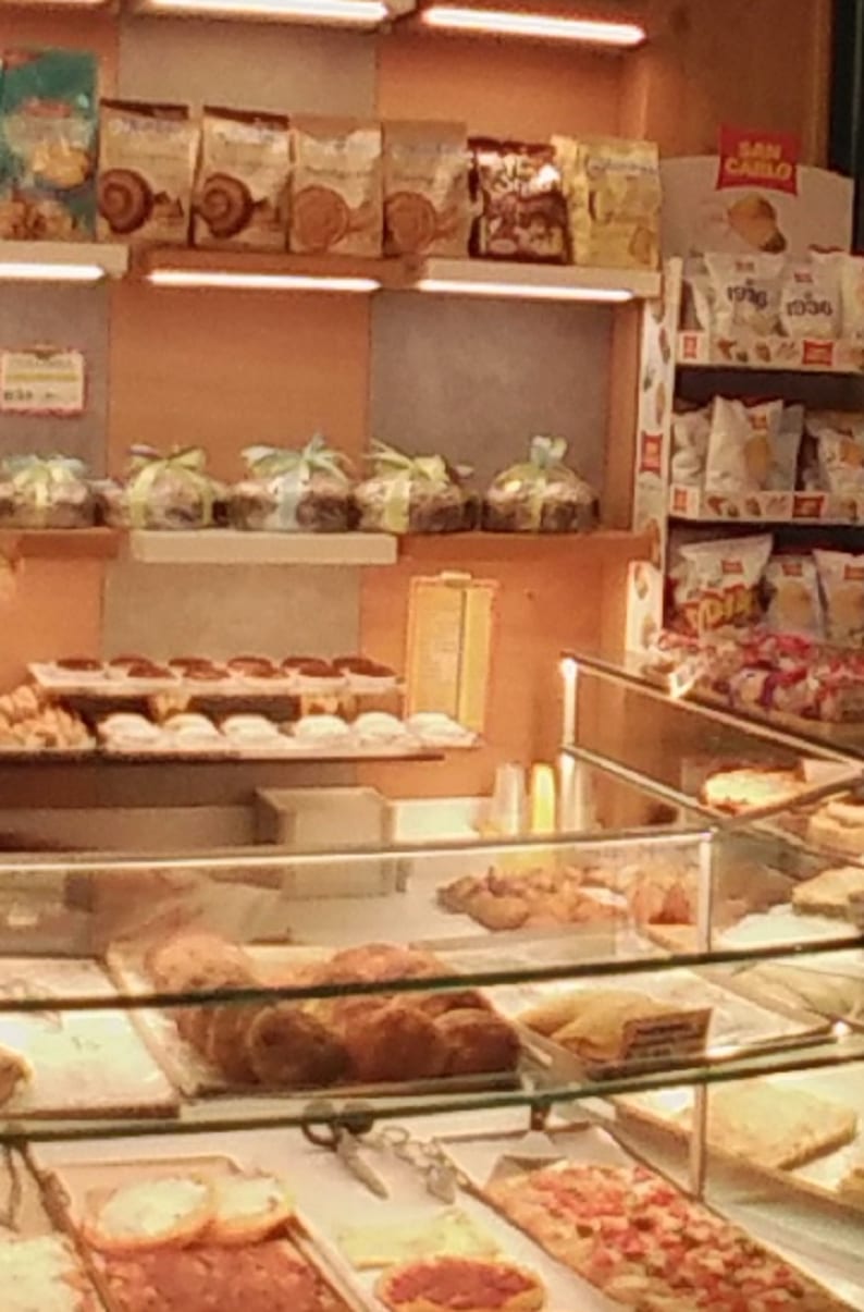 Gli scaffali e la vetrina della gastronomia