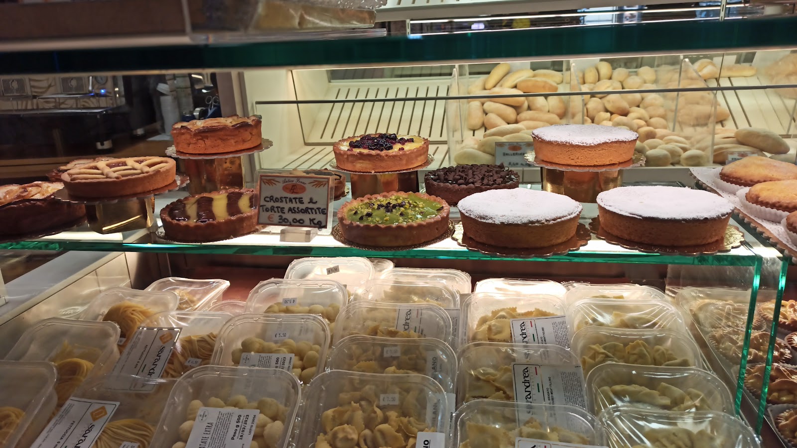 Il banco dei dolci: crostate e torte assortite, biscotti di frolla