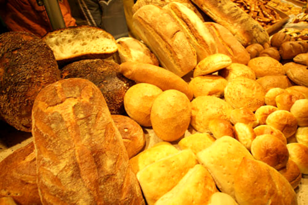 Il banco del pane dell'Antico Forno: filoni, michette, pane ai semi e pane in cassetta