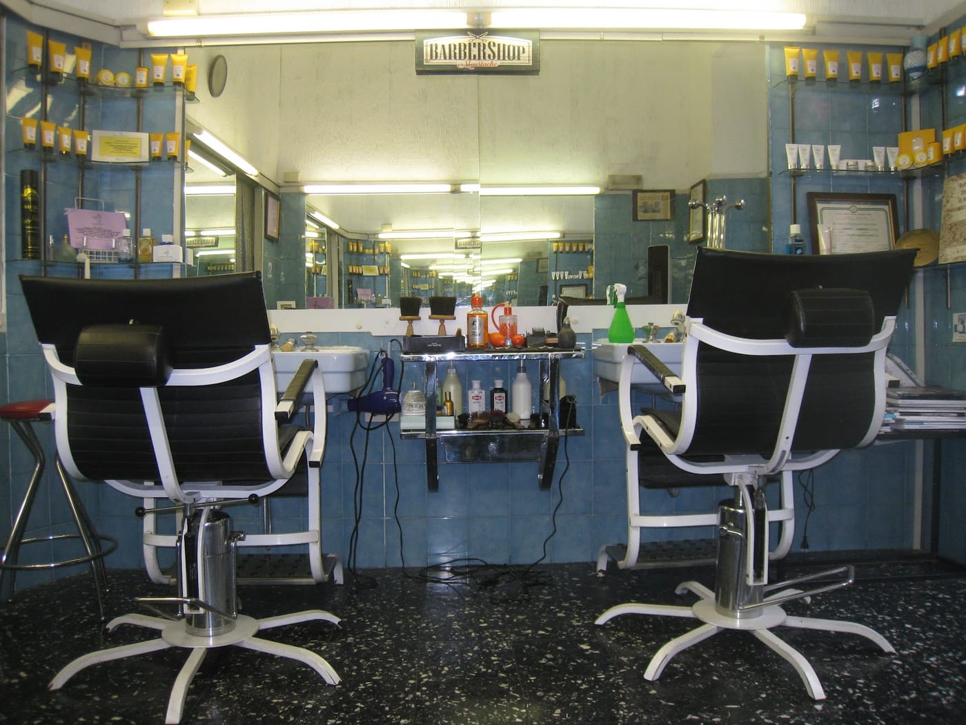 L'interno storico del barbershop con le poltrone