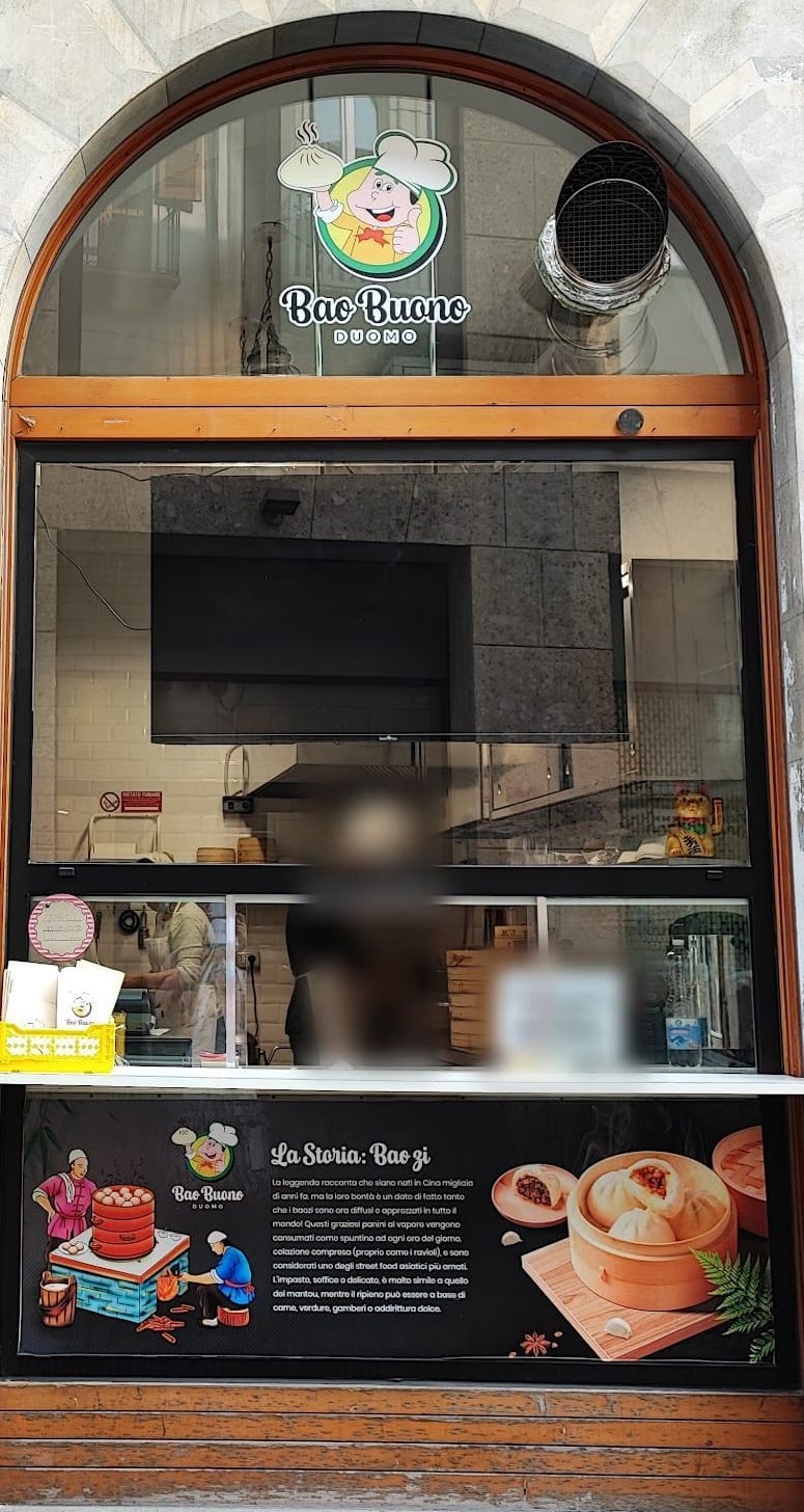La vetrina ad arco di Via della Palla 3: il logo Bao Buono nella lunetta, la finestra dove si ordina, il pannello «La Storia: Bao zi».