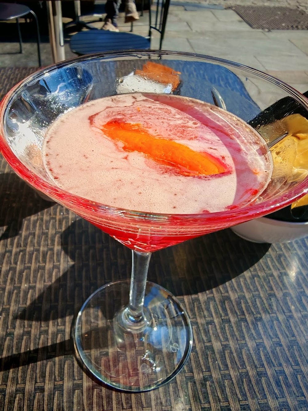 Un cocktail servito ai tavolini all'aperto