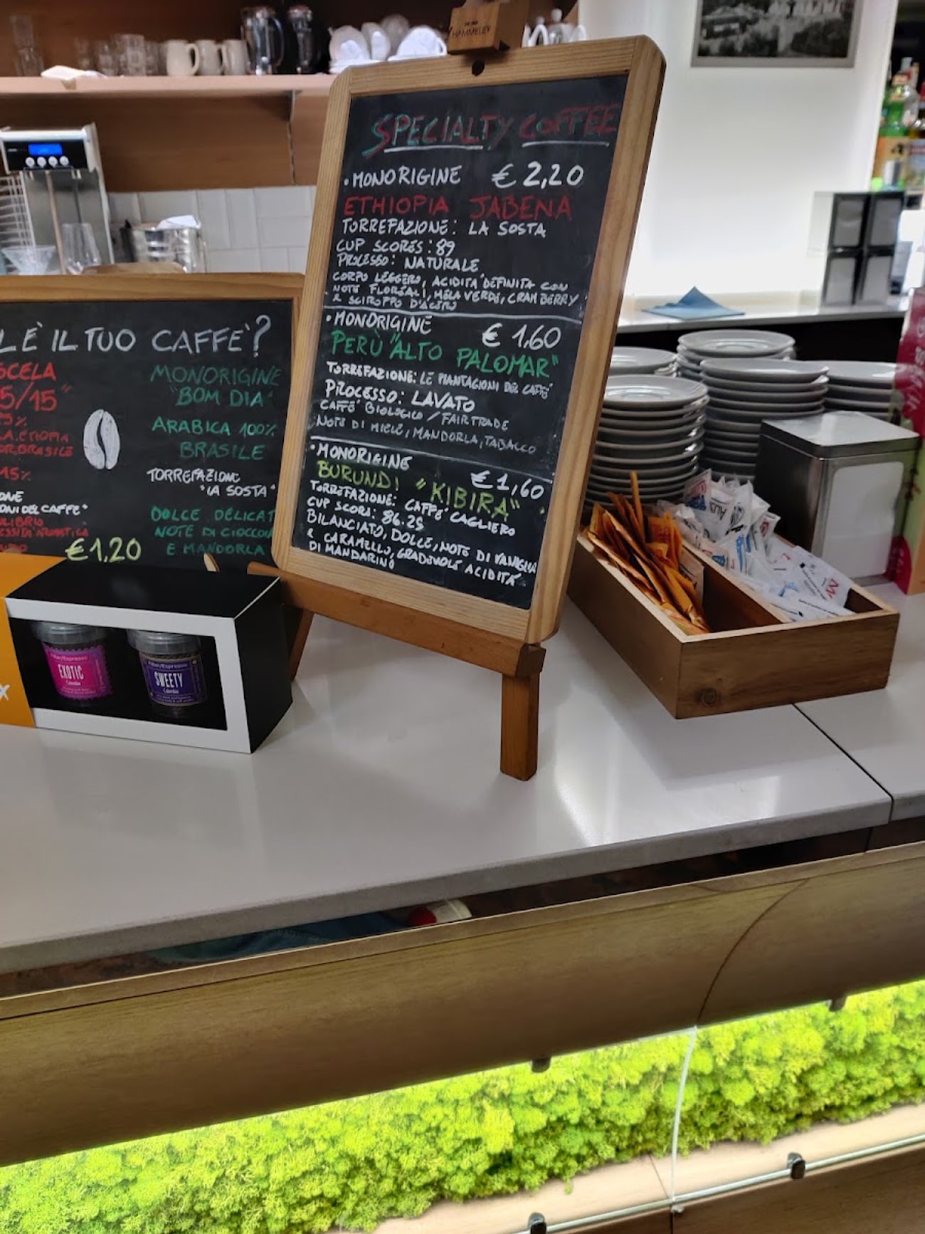 Le due lavagne sul banco: «Qual è il tuo caffè?» e «Specialty Coffee», scritte a mano col gesso colorato