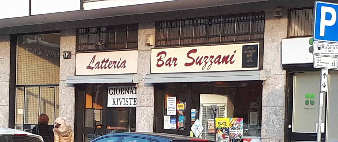 L'insegna Latteria e la vetrina con la scritta Giornali Riviste