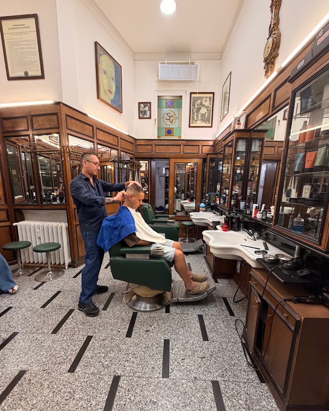 La sala storica Liberty di Sergi-Negrea: boiserie, vetrata col monogramma SG, lavabi in marmo