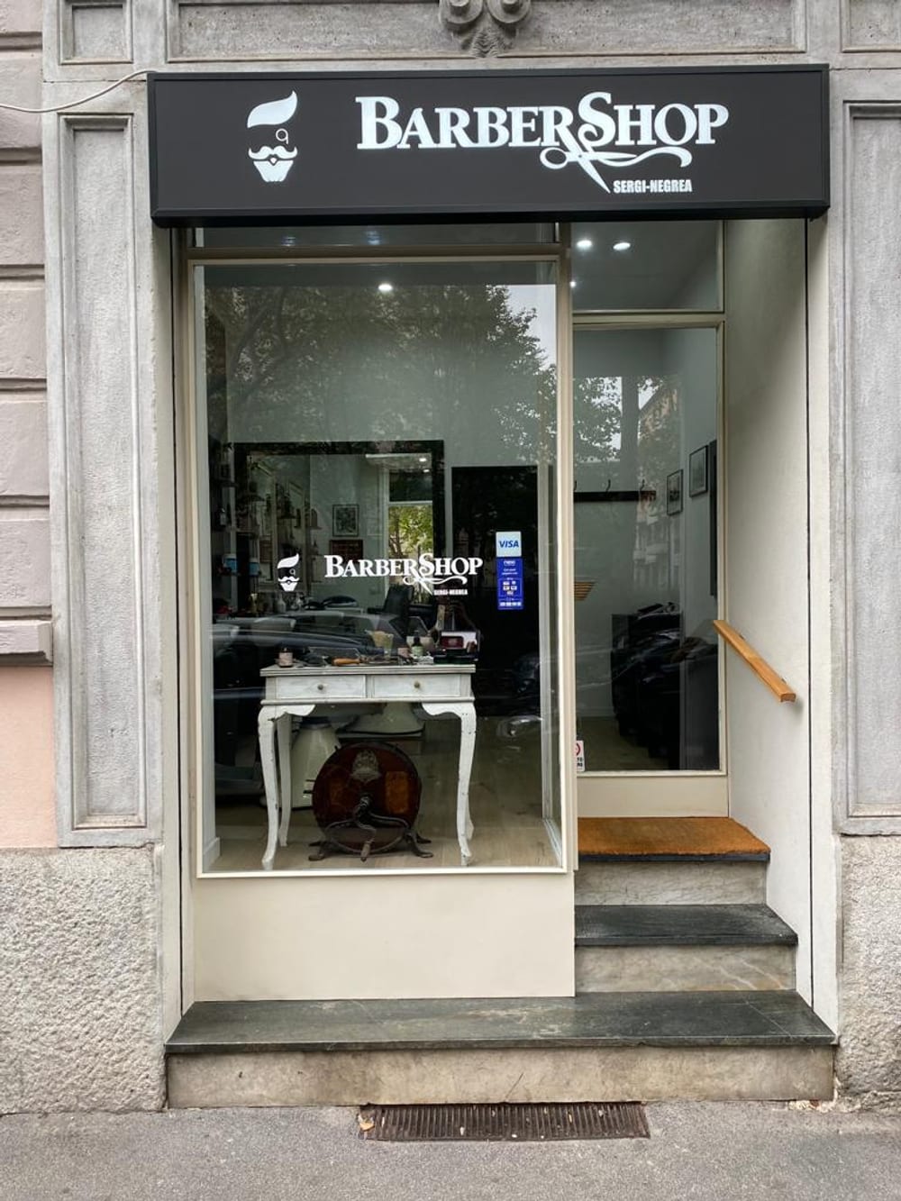 La vetrina di BarberShop Sergi-Negrea in Via Correggio