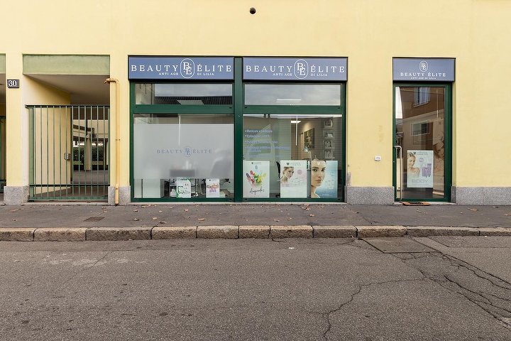 Le tre vetrine di Beauty Élite in Via Fratelli Bressan 30, con l'insegna blu