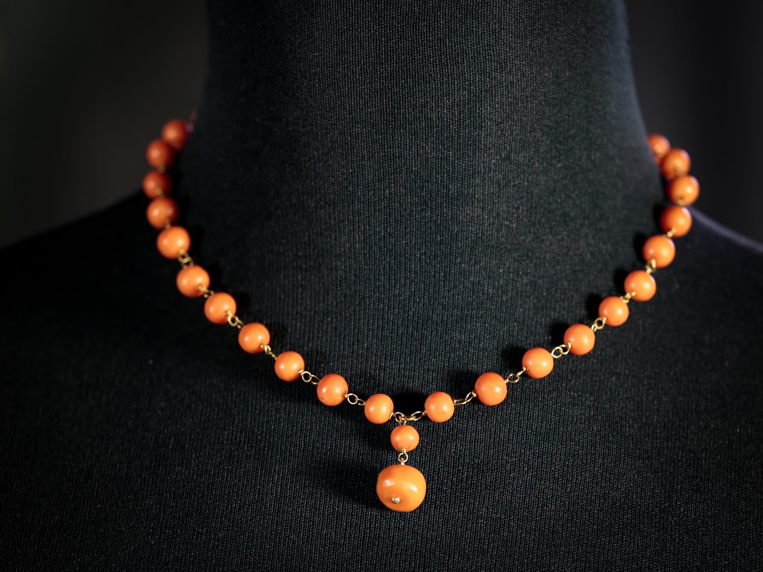 Collana di corallo e oro fatta a mano da Belè Milano