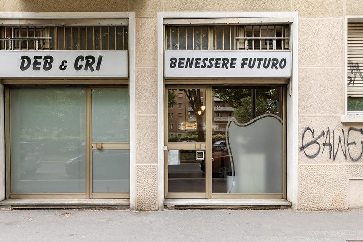 Le due vetrine di Benessere Futuro in Viale Fulvio Testi: le insegne «Deb & Cri» e «Benessere Futuro»