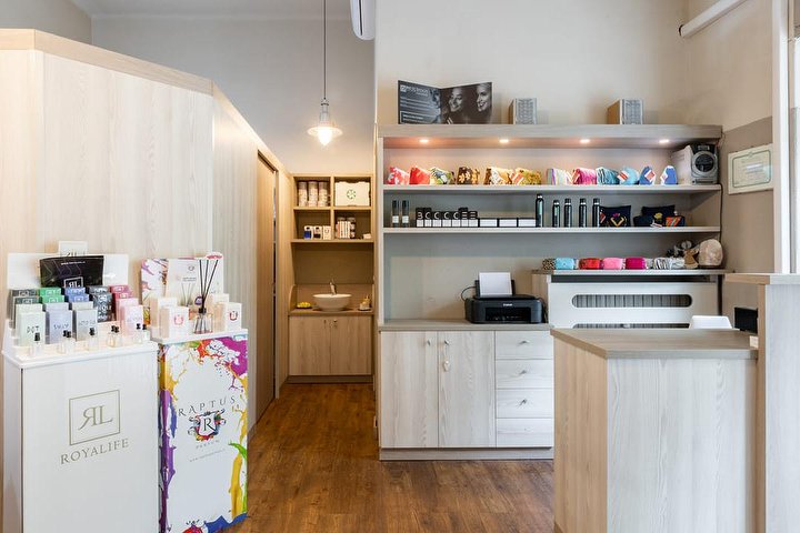 L'interno di Benessere Futuro: reception in legno chiaro, scaffali con i prodotti