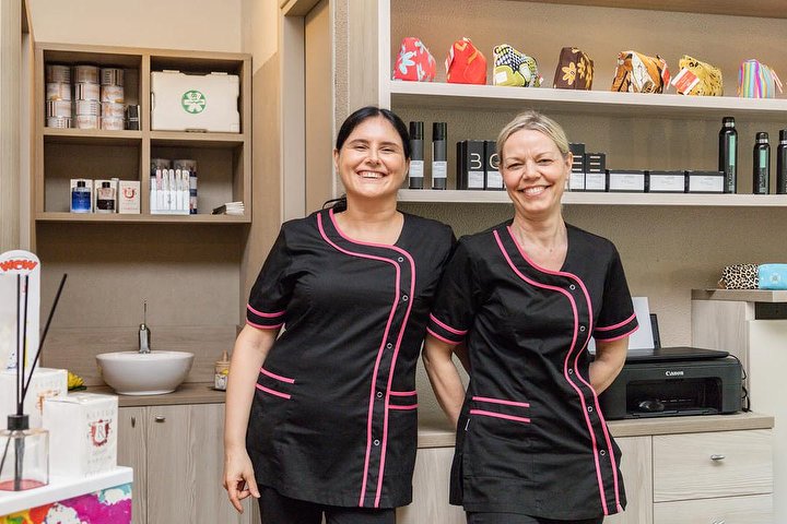 Le titolari di Benessere Futuro nel salone, in divisa nera con profili fucsia