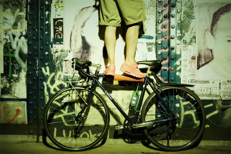 Bicicletta da viaggio in un angolo urbano notturno