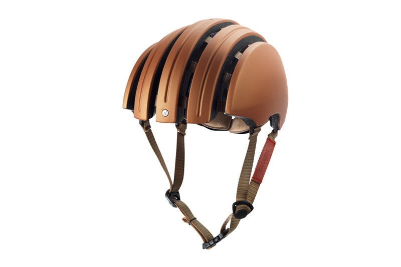 Casco pieghevole in pelle color cuoio