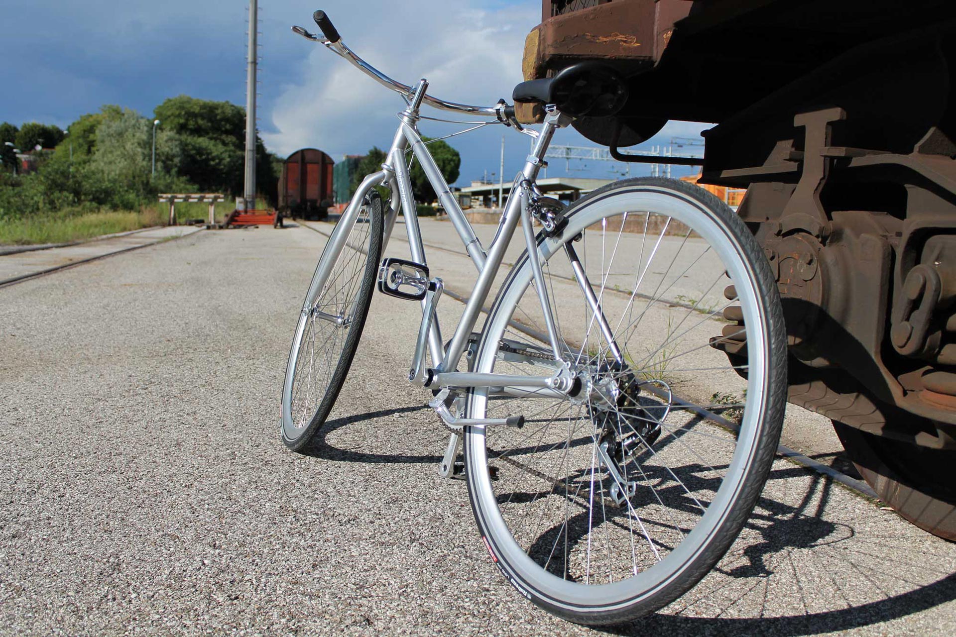 City bike cromata su una strada sterrata