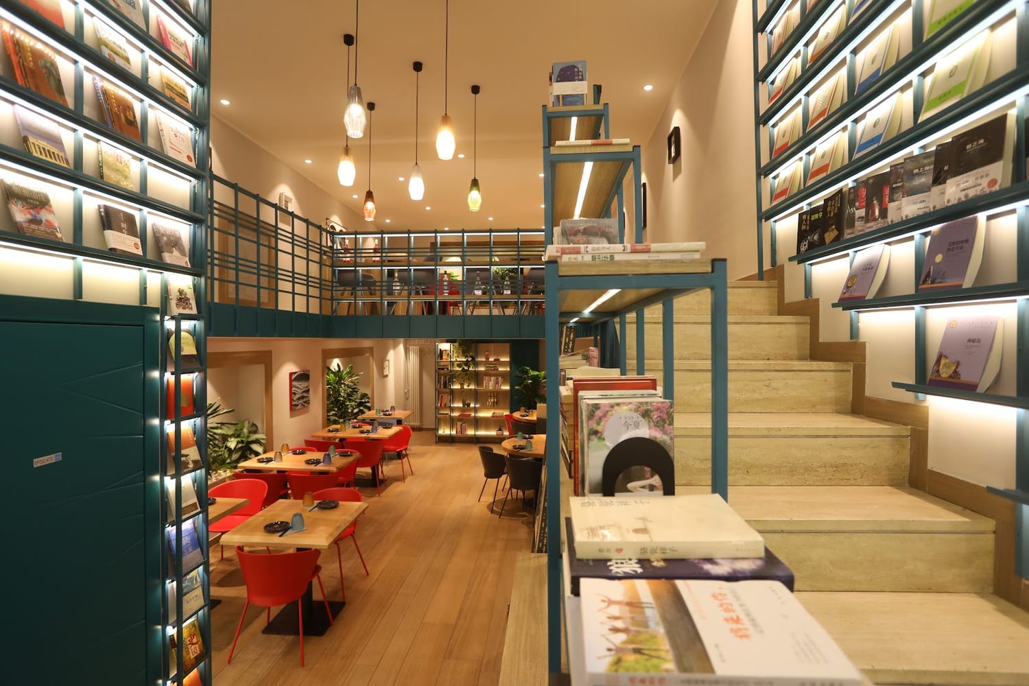 La sala-biblioteca di Bokok, con le pareti coperte di libri