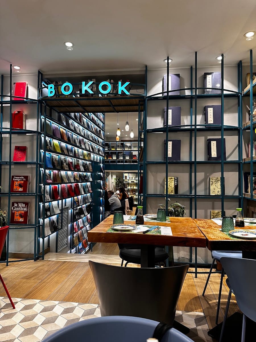 Gli scaffali di libri della sala Bokok