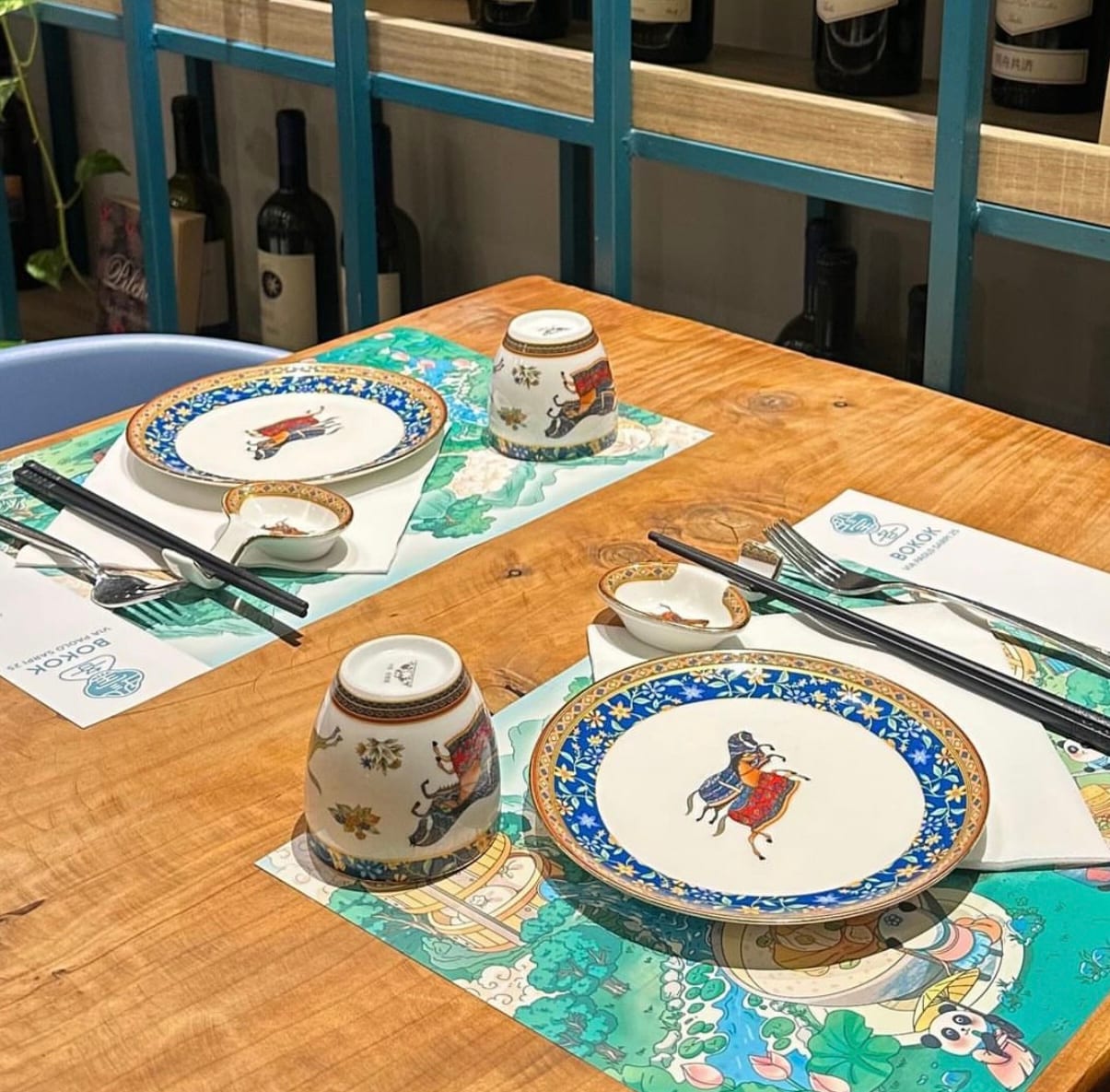 La tavola con la porcellana blu e bianca