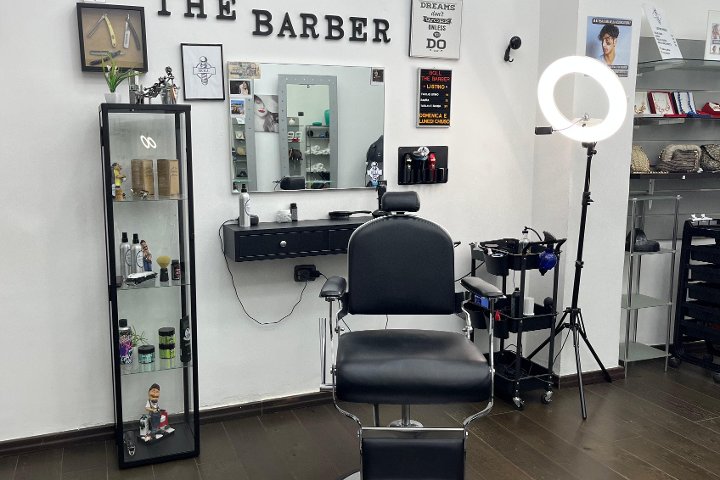 La postazione di Boll the Barber: la scritta THE BARBER sul muro, la poltrona e lo specchio